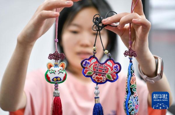 新華全媒頭條|巧手創(chuàng)造“錦繡”新生活--貴州特色苗繡產(chǎn)業(yè)發(fā)展觀(guān)察